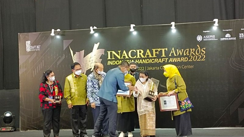 Bikin Bangga, Kain Tenun Sidan Kapuas Hulu Juara I di Inacraft Award 2022