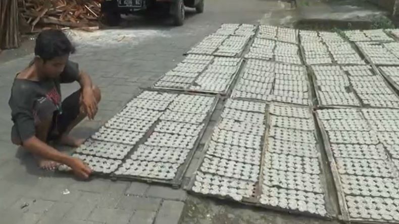 title Minyak Goreng Curah Langka, Perajin Kerupuk di Jepara Terancam Gulung Tikar Minyak Goreng Curah Langka, Perajin Kerupuk di Jepara Terancam Gulung Tikar