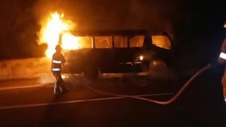 Minibus Terbakar di Jalan Tol Solo-Semarang, 12 Penumpang Selamat