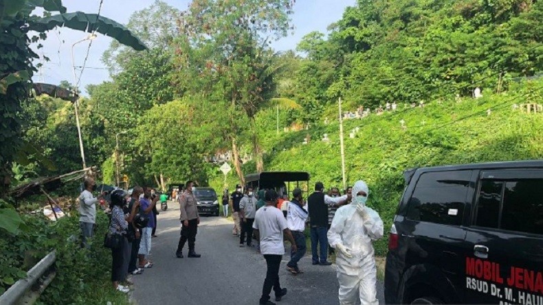 Pastikan Sesuai Prokes, Polisi Kawal Pemakaman Jenazah Pasien Covid-19 di Ambon 