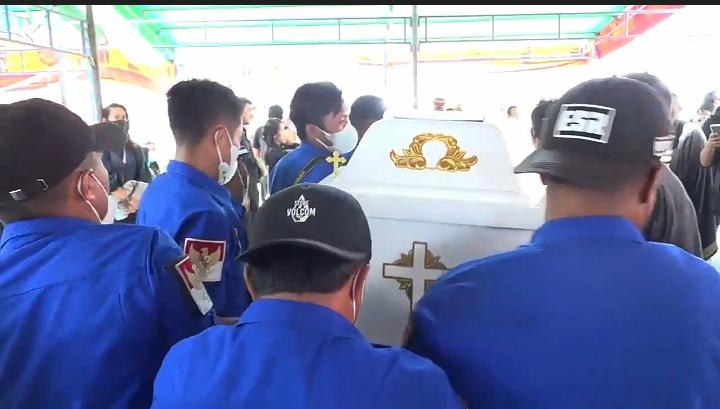 Isak Tangis Iringi Pemakaman Korban Tewas Kecelakaan Minibus di Tana Toraja 