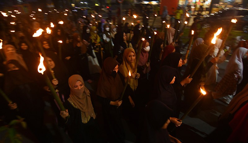 Jelang Akhir Tahun, Warga Padang Pariaman Gelar Pawai Obor Ratiak Tolak Bala