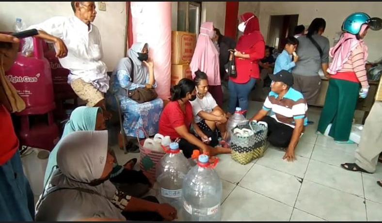 Puluhan Warga di Kendal Antre dan Berdesakan demi Dapat Minyak Goreng Curah