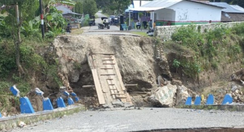 title 2 Jembatan Rusak akibat Banjir di Pilolalenga, Butuh Rp10 Miliar untuk Perbaikan 2 Jembatan Rusak akibat Banjir di Pilolalenga, Butuh Rp10 Miliar untuk Perbaikan