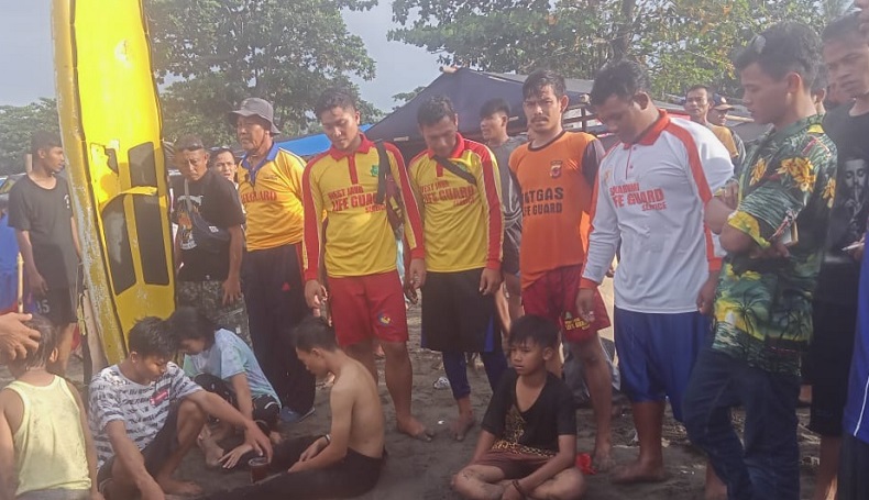 10 Wisatawan Terseret Ombak Pantai Karang Hawu Sukabumi, Korban Berhasil Selamat