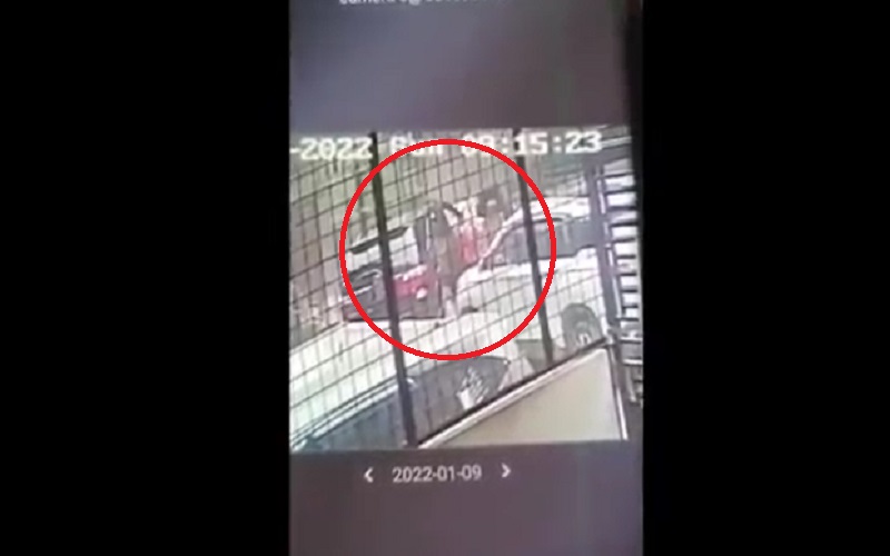 title Terekam CCTV Pria Tuna Netra Diduga Diserang Pasutri di Medan Terekam CCTV Pria Tuna Netra Diduga Diserang Pasutri di Medan