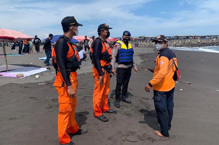 title 2 Wisatawan Pantai Glagah Hilang Tenggelam, Korban Kakak Beradik 2 Wisatawan Pantai Glagah Hilang Tenggelam, Korban Kakak Beradik