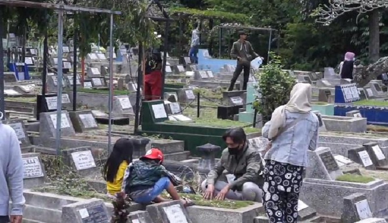 2 Tahun Tak Bisa Ziarah karena Covid-19, Ribuan Warga Padati TPU Cikutra Bandung