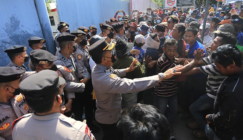 Warga Indramayu Blokade Jalan, Protes Pencemaran Tumpahan Solar di Pantai Balongan - Bagian 2