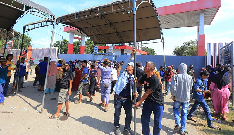 Warga Indramayu Blokade Jalan, Protes Pencemaran Tumpahan Solar di Pantai Balongan - Bagian 1