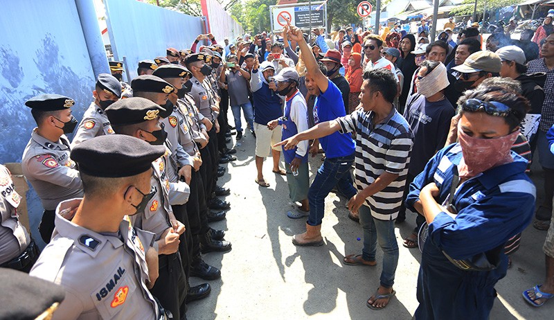 Warga Indramayu Blokade Jalan, Protes Pencemaran Tumpahan Solar di Pantai Balongan - Bagian 3