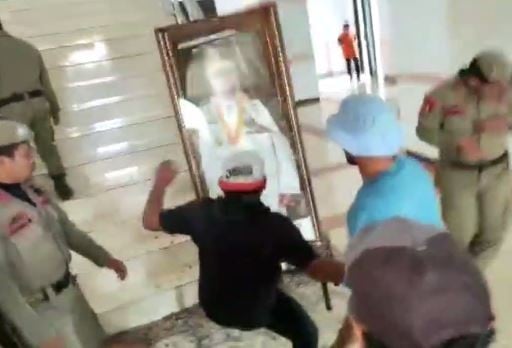 Kesal Jalan Rusak Tak Diperbaiki, Warga Rusak Kantor Gubernur Maluku Utara