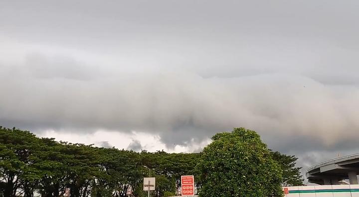 Awan Berbentuk Tsunami 1 Km di Langit Makassar, Ini Penjelasan BMKG