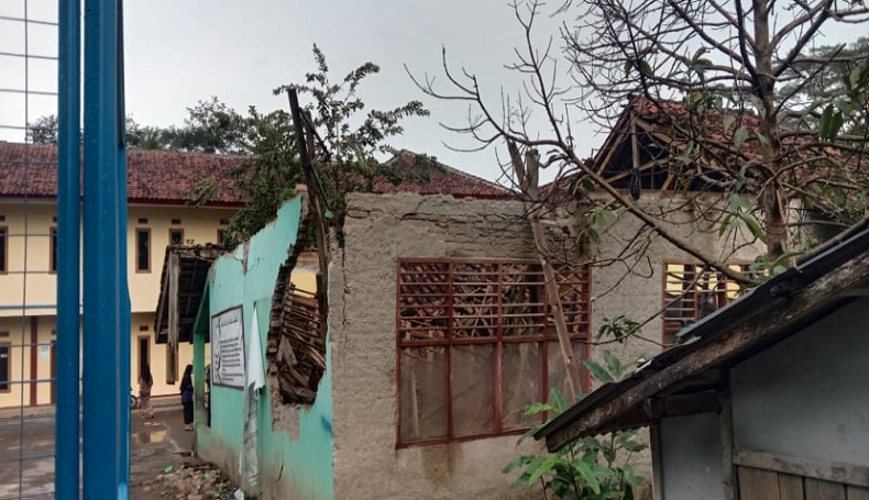 Hujan dan Angin Kencang Robohkan Kelas MTs Darul Fikri KBB, Siswa Terhambat Belajar 