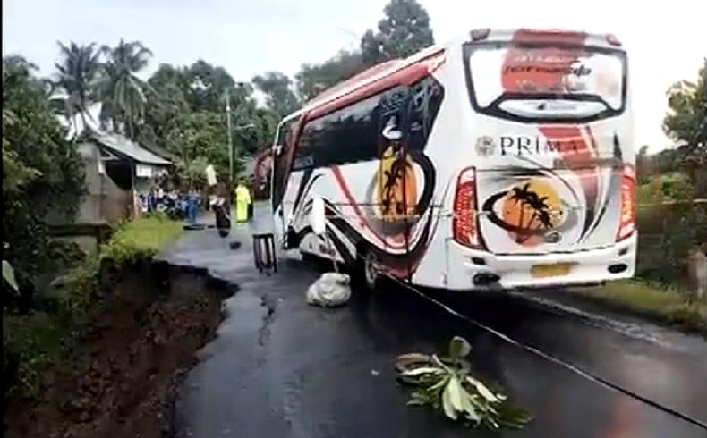 title Jalur Penghubung Denpasar-Buleleng Longsor, Badan Jalan Ambles 2,5 Meter Jalur Penghubung Denpasar-Buleleng Longsor, Badan Jalan Ambles 2,5 Meter