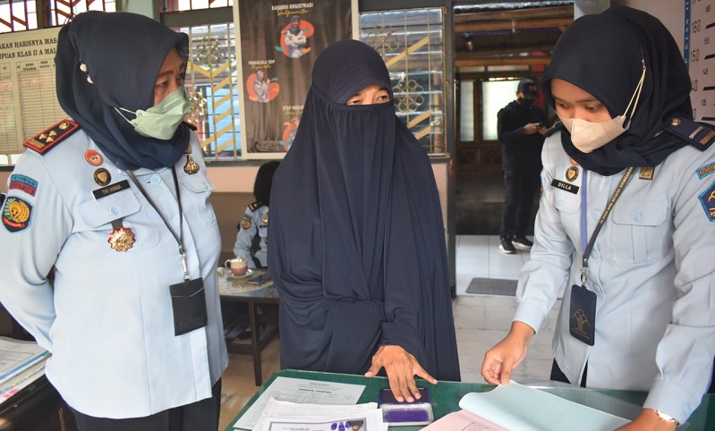 title Bebas dari Penjara, Napiter Perempuan Ini Tetap Tak Mau Ikrar Setia pada NKRI Bebas dari Penjara, Napiter Perempuan Ini Tetap Tak Mau Ikrar Setia pada NKRI