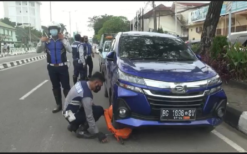 Dishub Gembok Mobil yang Parkir di Badan Jalan Merdeka Palembang 