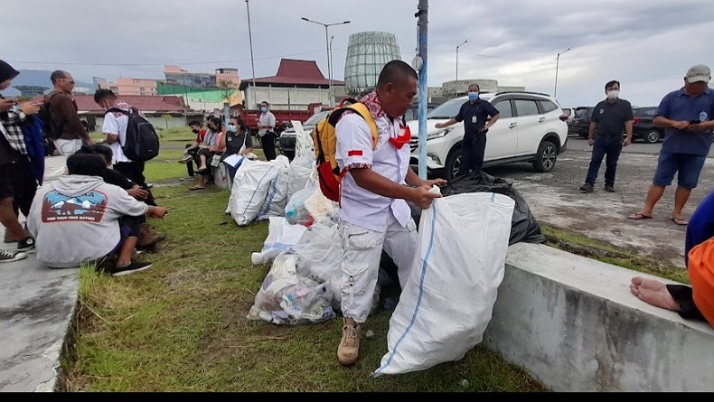 22 Komunitas Relawan Konservasi Sulut Kumpulkan 600 Kg Sampah dari Pantai Manado