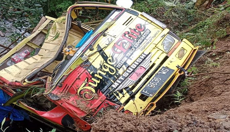 title Truk Beras Terperosok ke Jurang 9 Meter di Cianjur, Sopir Tergencet Kendaraan Truk Beras Terperosok ke Jurang 9 Meter di Cianjur, Sopir Tergencet Kendaraan