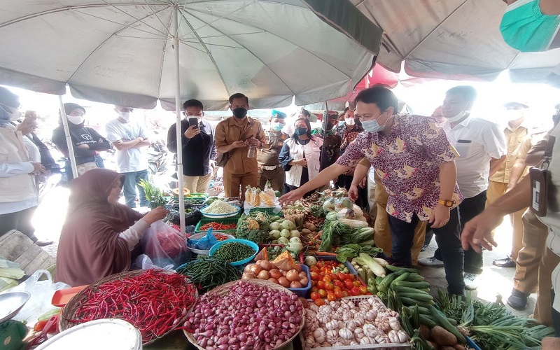 Sidak Pasar KM5 Palembang, Wamendag Pastikan Stok Sembako Aman