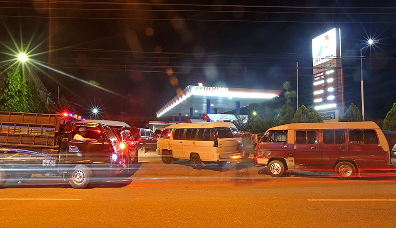 Antrean Panjang Kendaraan Isi BBM Solar hingga Malam Hari di Aceh - Bagian 2