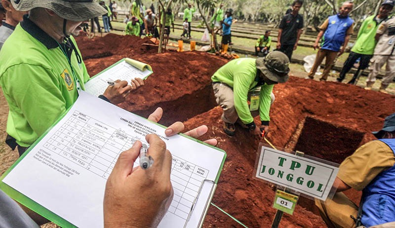 Petugas TPU Adu Cepat Gali Kubur, Pemenang Dapat Rp5 Juta - Bagian 3