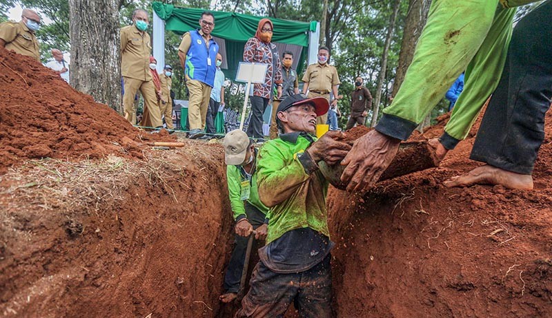 Petugas TPU Adu Cepat Gali Kubur, Pemenang Dapat Rp5 Juta - Bagian 2
