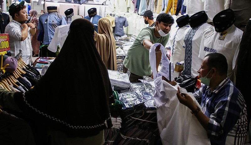 Pasar Tanah Abang Ramai Pembeli Jelang Bulan Ramadan - Bagian 1