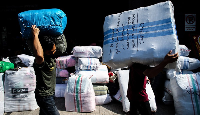 Pasar Tanah Abang Ramai Pembeli Jelang Bulan Ramadan - Bagian 3