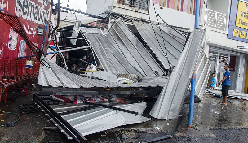 Puluhan Rumah Rusak dan Pohon Tumbang Diterjang Angin Puting Beliung di Ciamis - Bagian 1