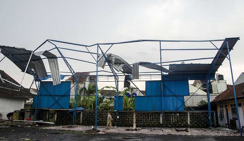Puluhan Rumah Rusak dan Pohon Tumbang Diterjang Angin Puting Beliung di Ciamis - Bagian 3