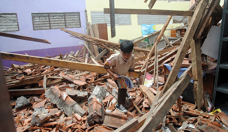 Rangka Keropos, Atap Bangunan Sekolah SD di Bogor Ambruk - Bagian 2