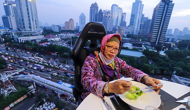 Menikmati Sensasi Makan dari Ketinggian di Restoran Lounge in The Sky - Bagian 2