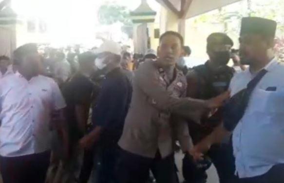 title 2 Kubu di Kesultanan Ternate Terlibat Kericuhan, Perangkat Adat Kena Pukul 2 Kubu di Kesultanan Ternate Terlibat Kericuhan, Perangkat Adat Kena Pukul