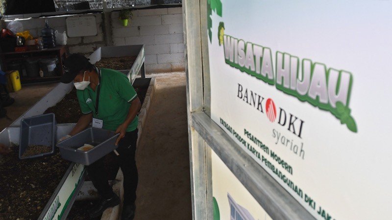 OJK Dukung Perluasan dan Pengembangan Bank Wakaf Mikro di Lingkungan Pesantren - Bagian 2