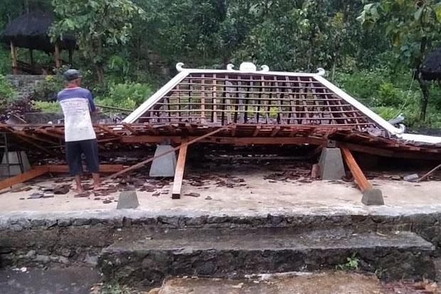 title Balai Pertemuan di Wisata Pengklik Prambanan Roboh Diterjang Hujan dan Angin Kencang Balai Pertemuan di Wisata Pengklik Prambanan Roboh Diterjang Hujan dan Angin Kencang