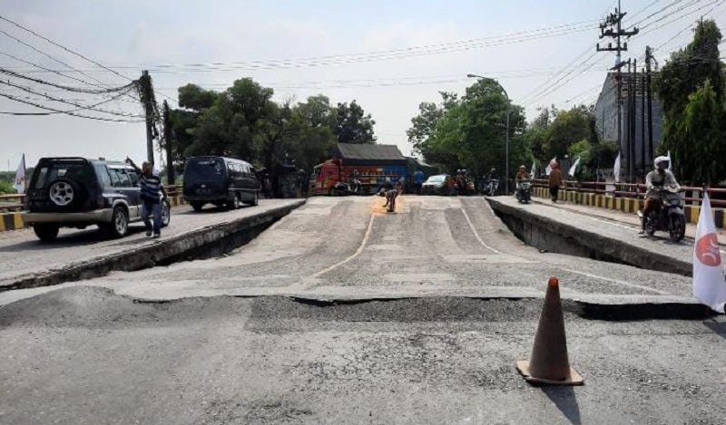 Jembatan di Jalan Raya Lamongan-Babat Ambles Hampir 1 Meter, Lalu Lintas Lumpuh