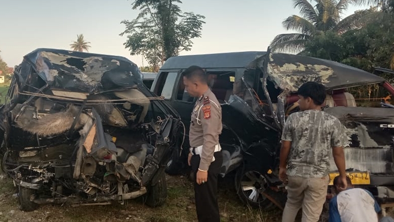2 Mobil di Pidie Jaya Adu Banteng, 11 Orang Terluka