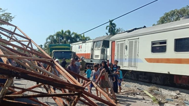 Duar! Kereta Api di Padang Tabrak Truk Semen