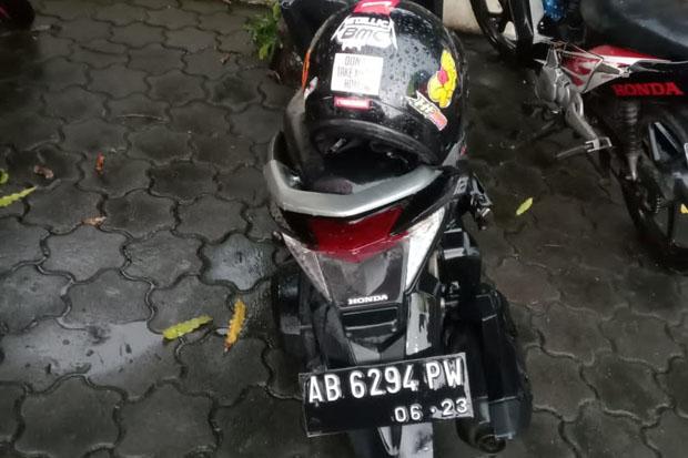 title   Terlalu ke Kanan saat Menikung, Anton Tewas usai Bertabrakan dengan Kendaraan Lain   Terlalu ke Kanan saat Menikung, Anton Tewas usai Bertabrakan dengan Kendaraan Lain