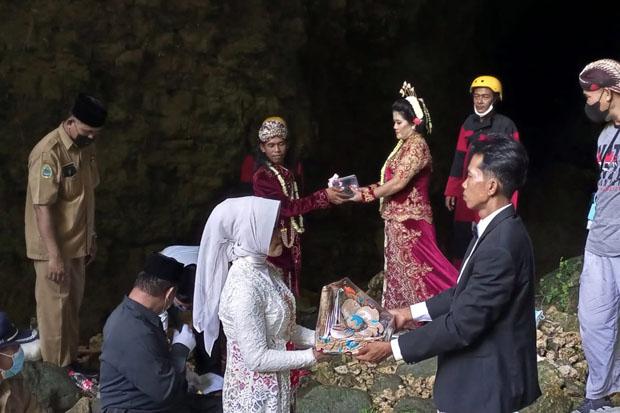 Uniknya Pernikahan Pasangan Berbeda Usia 19 Tahun Ini, Pakai Flying Fox hingga Mas Kawin Belalang Goreng