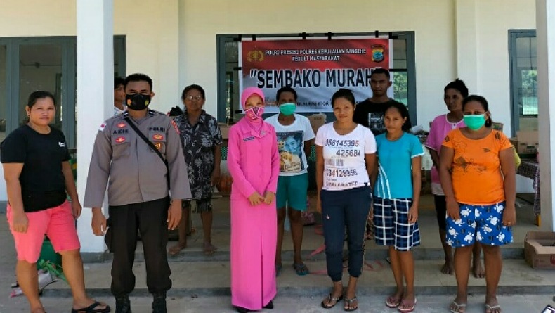 Polisi dan Bhayangkari Bantu Warga Kurang Mampu di Pulau Kawio Sangihe