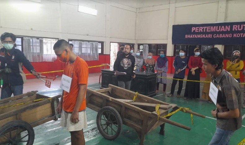 Rekonstruksi Kasus Pembunuhan di Jambi Ricuh, Keluarga Korban Teriaki Pelaku