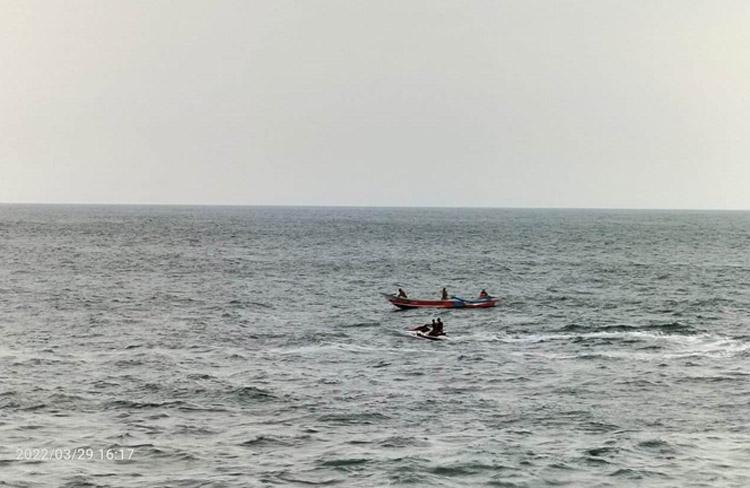 Asyik Berfoto Selfie, Wisatawan Asal Palembang Hilang Disapu Ombak Pantai Sadeng