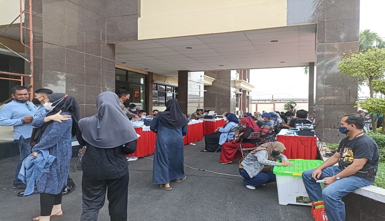 title Agar Bisa Mudik Lebaran, Warga Serbu Sentra Vaksin Booster di Mapolres Karawang Agar Bisa Mudik Lebaran, Warga Serbu Sentra Vaksin Booster di Mapolres Karawang