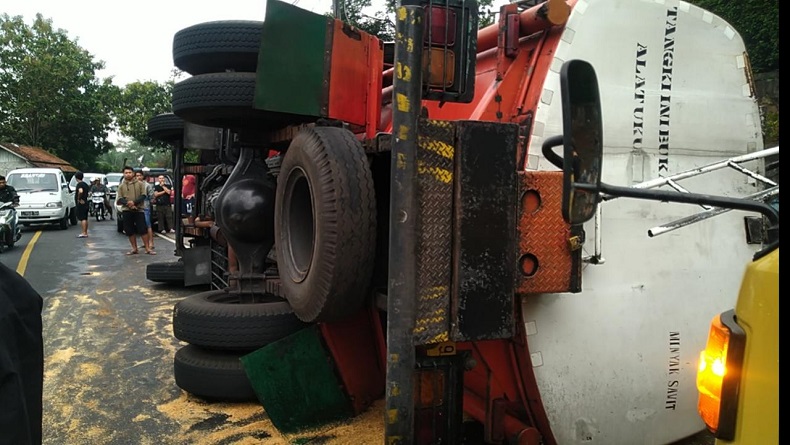 Kronologi Truk Tangki Bermuatan Minyak Goreng Terguling di Cipaku Ciamis