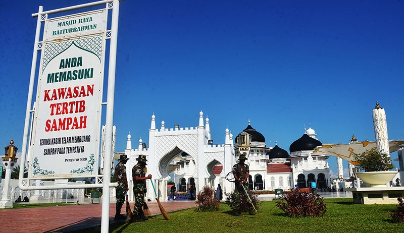 Prajurit TNI Bantu Bersihkan Masjid Raya Baiturrahman Aceh Sambut Ramadan - Bagian 2