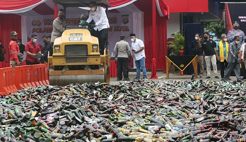 Jelang Ramadan, Ribuan Botol Miras Dimusnahkan di Tangerang - Bagian 3