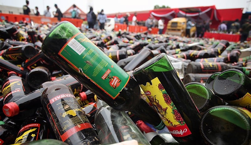 Jelang Ramadan, Ribuan Botol Miras Dimusnahkan di Tangerang - Bagian 2