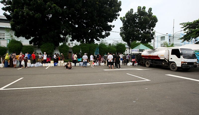 Ratusan Warga Antre Beli Minyak Goreng Curah Murah di Pasar Induk Cipinang - Bagian 2
